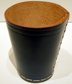 WÜRFELBECHER  Leder, schwarz