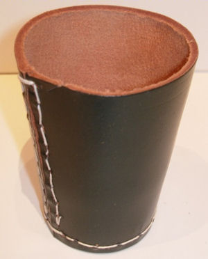 WÜRFELBECHER, Leder, grün