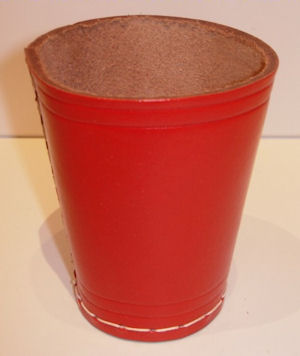 W&Uuml;RFELBECHER, Leder, rot